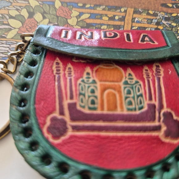 Taj MAHAL MADE IN INDIA COINPURSE/ KEYCHAIN IN RED AND GREEN LEATHER - Picture 7 of 9